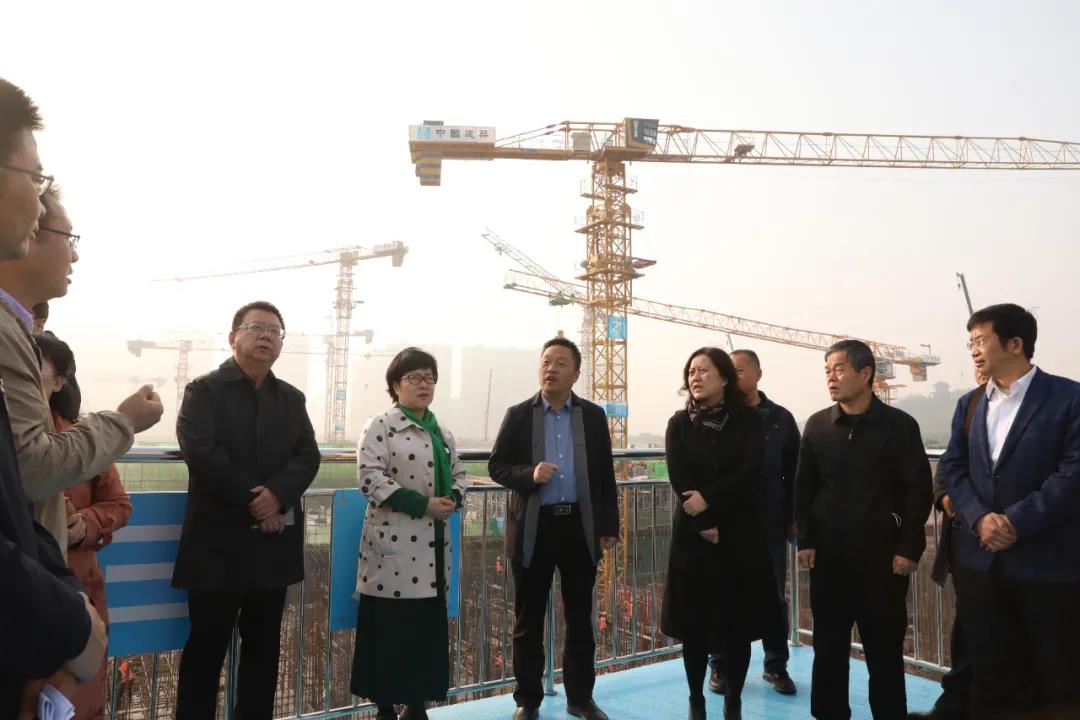西安市領導赴我司承建的(de)紅會醫院項目工地(dì / de)督導(圖2)