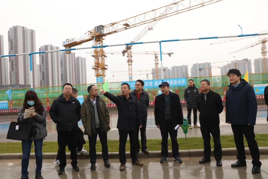 西安市領導赴我司承建的(de)紅會醫院項目工地(dì / de)督導(圖3)