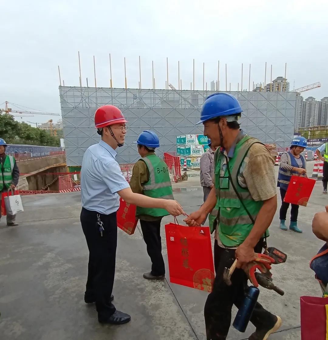 中秋佳節情意濃 項目慰問暖人(rén)心(圖6)
