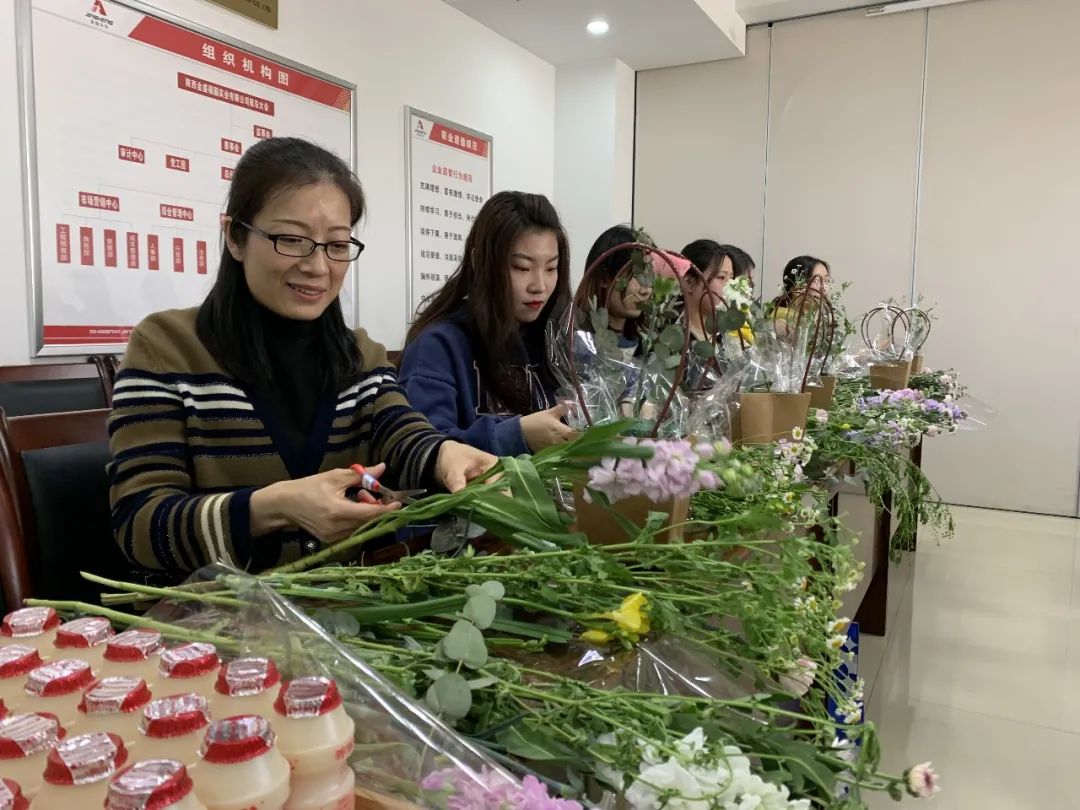 公司隆重舉行3·8女神節 | “花漾女神 向美而(ér)生”花藝沙龍