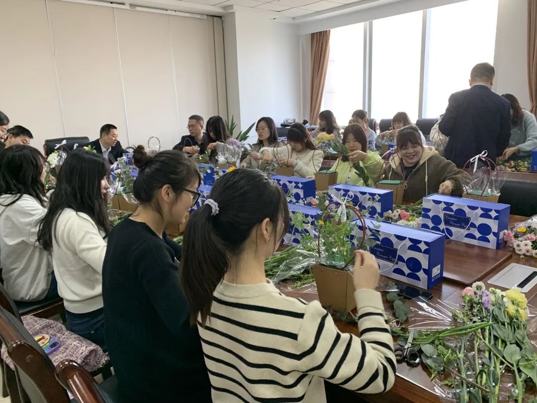 公司隆重舉行3·8女神節 | “花漾女神 向美而(ér)生”花藝沙龍(圖2)